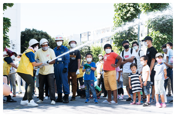 東京都の消火活動体験のボランティアの様子