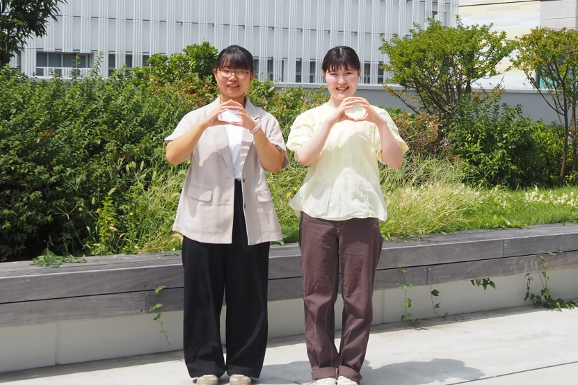 2人の女性の写真