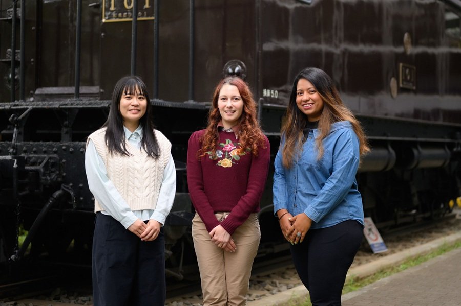 3人の女性の写真