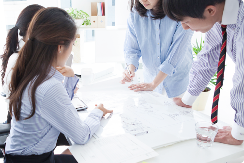 スーツを着て会議する人