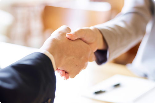 握手している写真