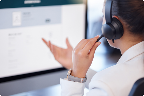 インカムで話している人